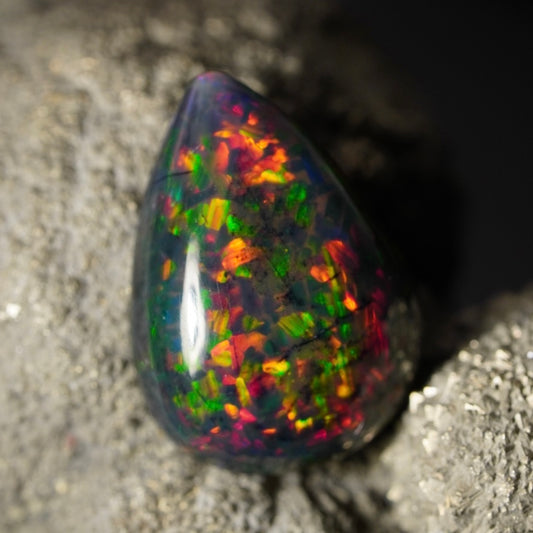 6.34 Karat bezaubernder, äthiopischer Welo-Opal - Ténèbres Opal