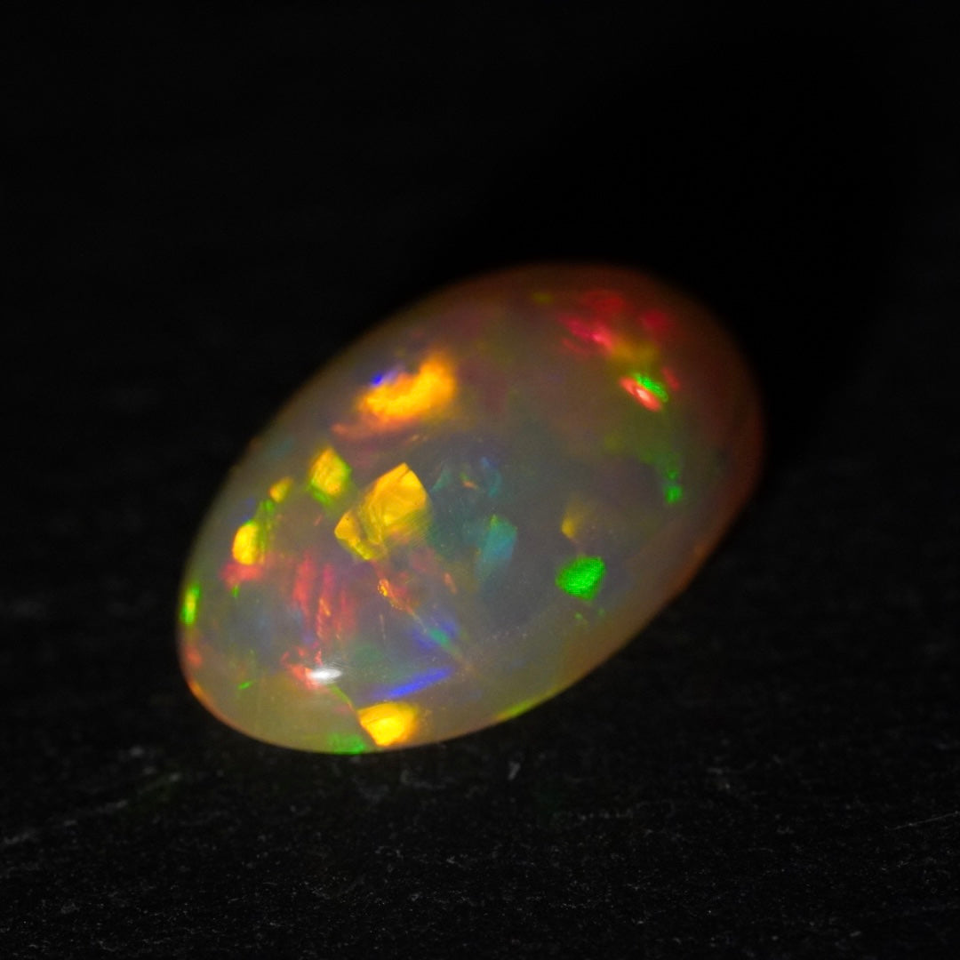 1.63 Karat traumhaftes Farbspektakel, äthiopischer Welo-Opal - Éclaire Opal