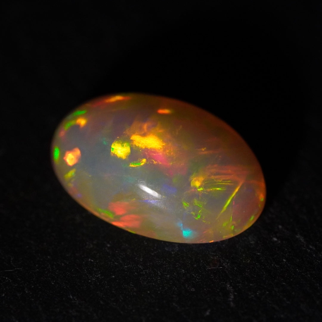 1.63 Karat traumhaftes Farbspektakel, äthiopischer Welo-Opal - Éclaire Opal