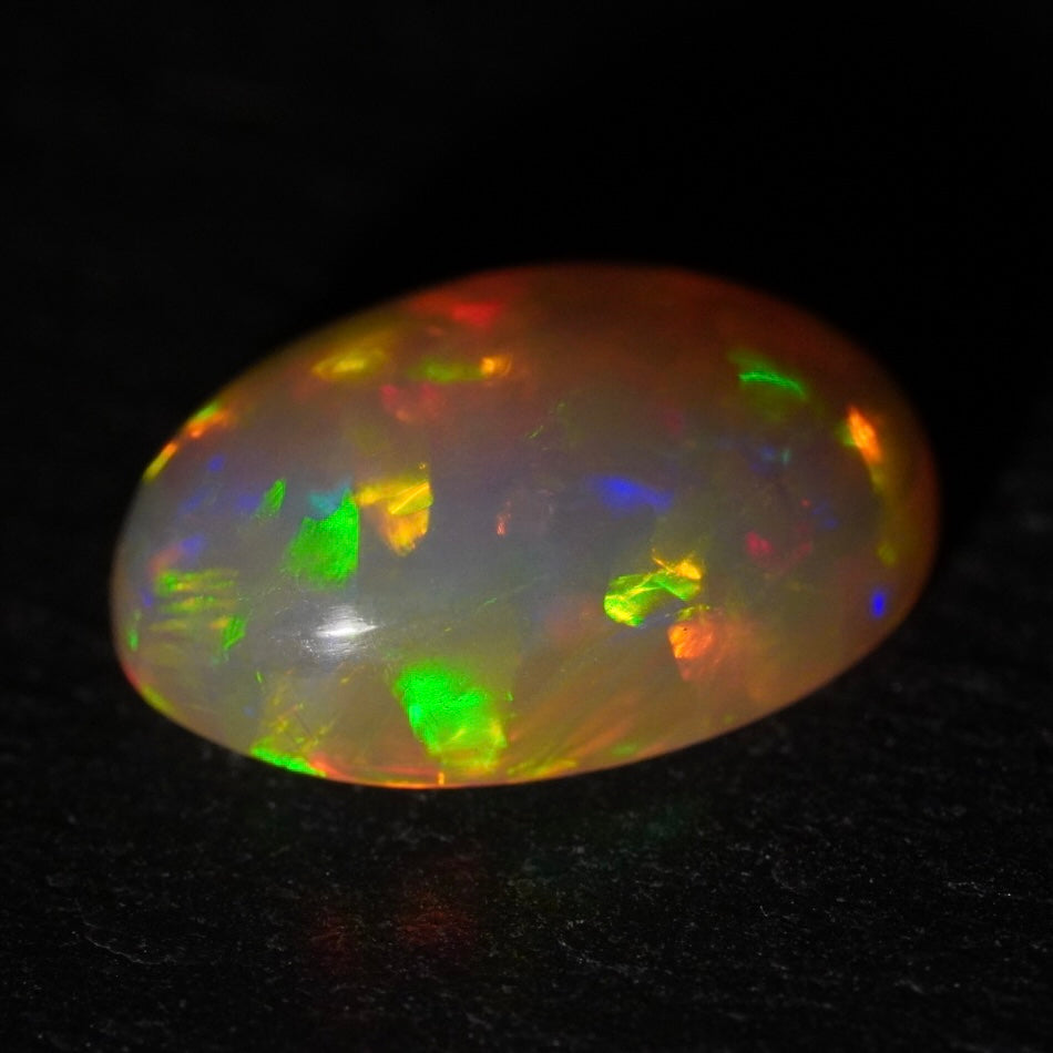 1.63 Karat traumhaftes Farbspektakel, äthiopischer Welo-Opal - Éclaire Opal