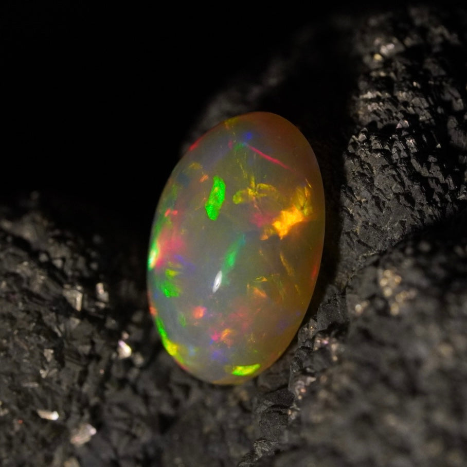 1.63 Karat traumhaftes Farbspektakel, äthiopischer Welo-Opal - Éclaire Opal