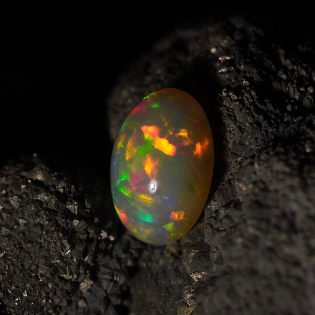 1.63 Karat traumhaftes Farbspektakel, äthiopischer Welo-Opal - Éclaire Opal