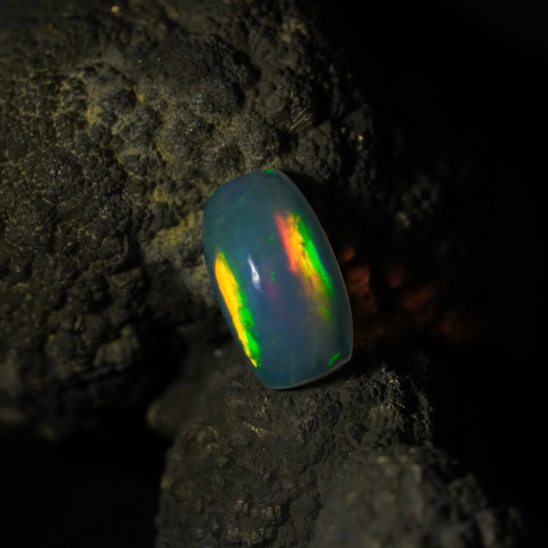 1.78 carat natural Ethiopian color Welo opal with a unique color spectacle - Éclaire Opal