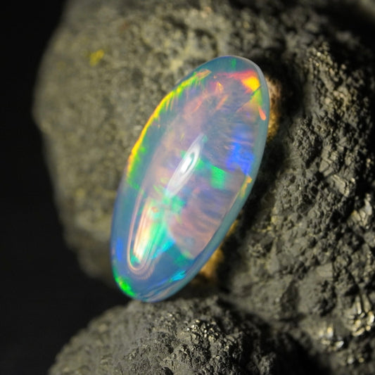 3.53 carat unique natural Ethiopian Welo opal - Éclaire opal