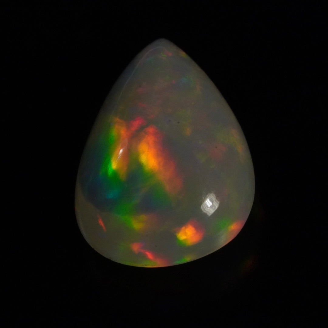4.25 Karat traumhaftes Regenbogenspektakel, äthiopischer Welo-Opal - Éclaire Opal