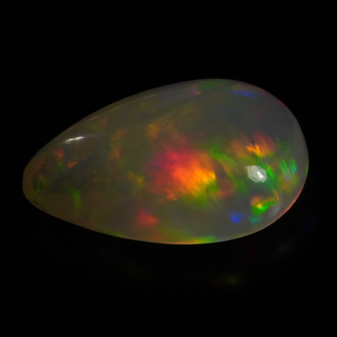 4.25 Karat traumhaftes Regenbogenspektakel, äthiopischer Welo-Opal - Éclaire Opal