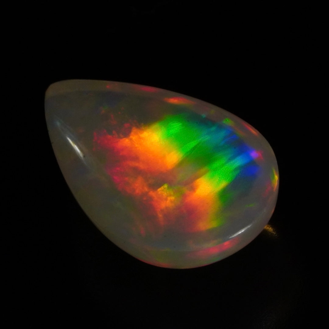 4.25 Karat traumhaftes Regenbogenspektakel, äthiopischer Welo-Opal - Éclaire Opal