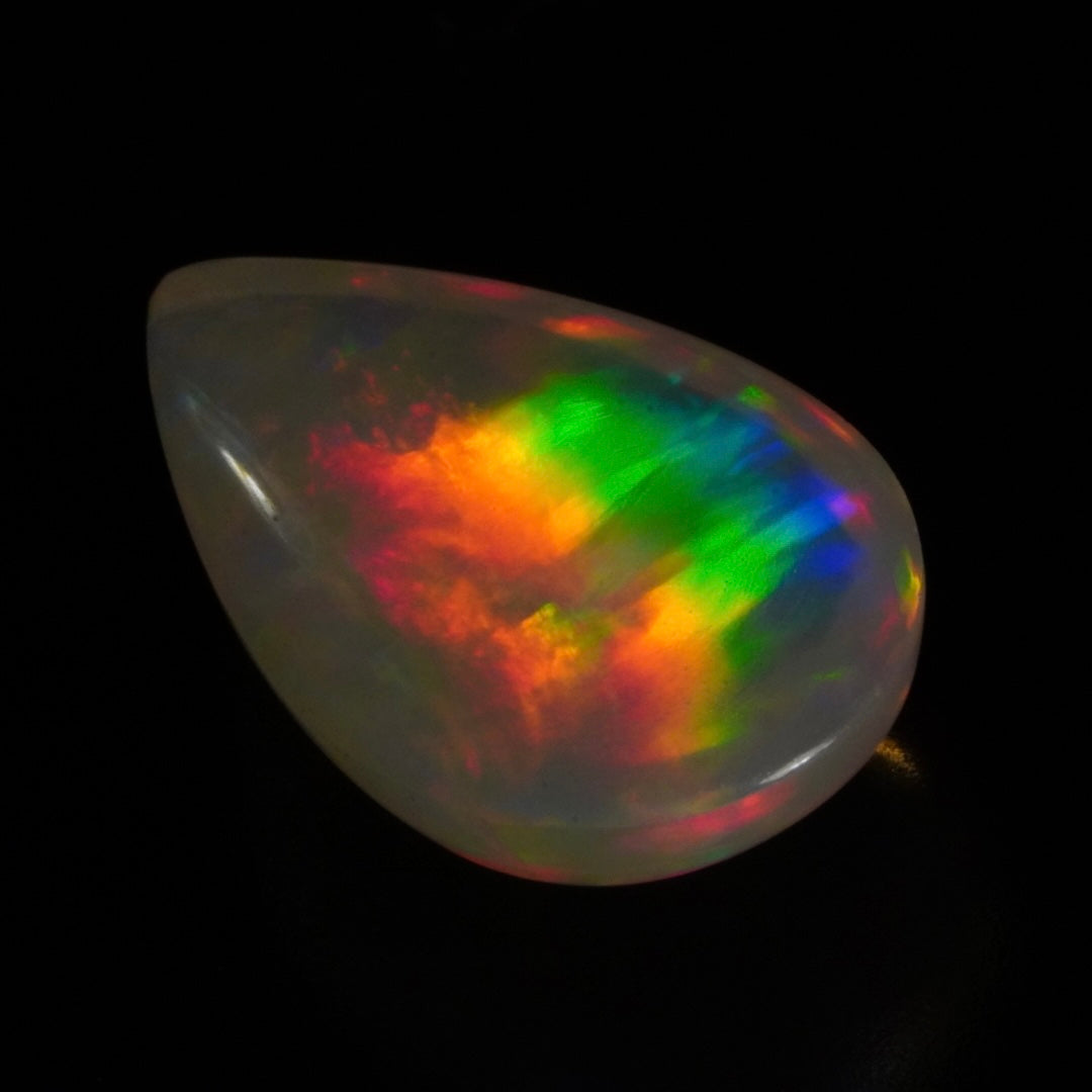 4.25 Karat traumhaftes Regenbogenspektakel, äthiopischer Welo-Opal - Éclaire Opal