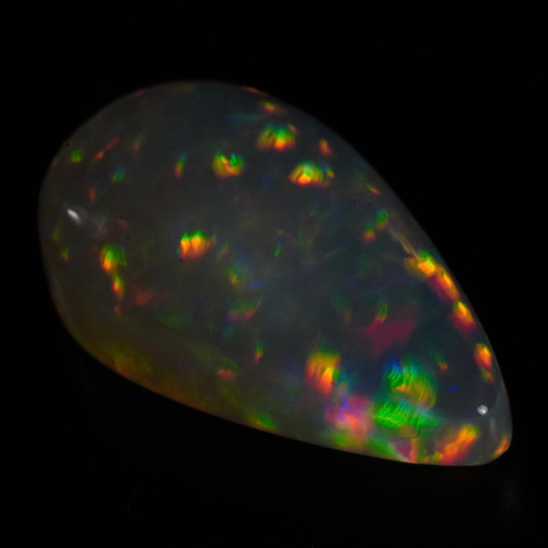 5.75 Karat atemberaubender, natürlicher äthiopischer Welo-Opal mit schönsten Pinfire-Muster - Éclaire Opal.