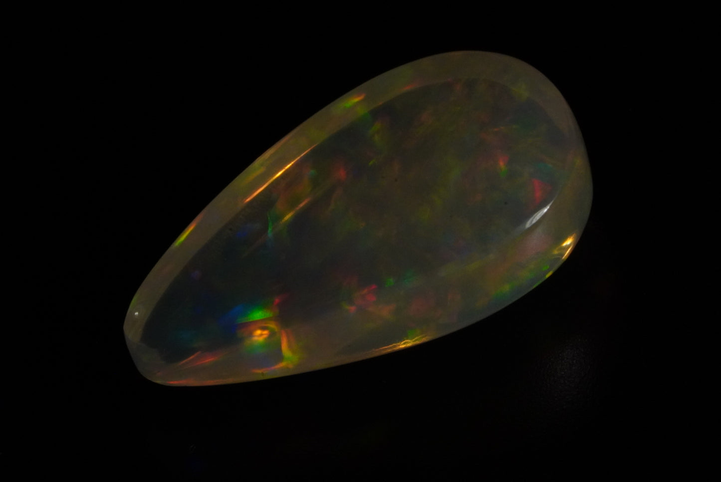 5.75 Karat atemberaubender, natürlicher äthiopischer Welo-Opal mit schönsten Pinfire-Muster - Éclaire Opal.