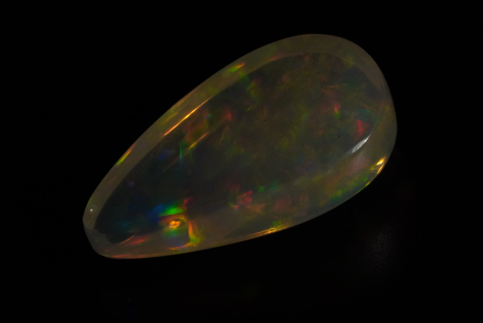 5.75 Karat atemberaubender, natürlicher äthiopischer Welo-Opal mit schönsten Pinfire-Muster - Éclaire Opal.