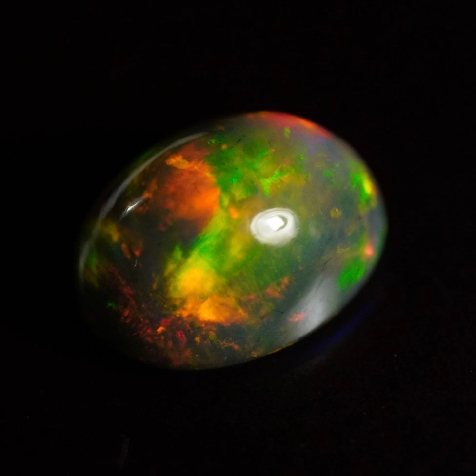 2.19 Karat traumhafter, rauchiger Regenbogenfarben-Welo-Opal - Féerique Opal