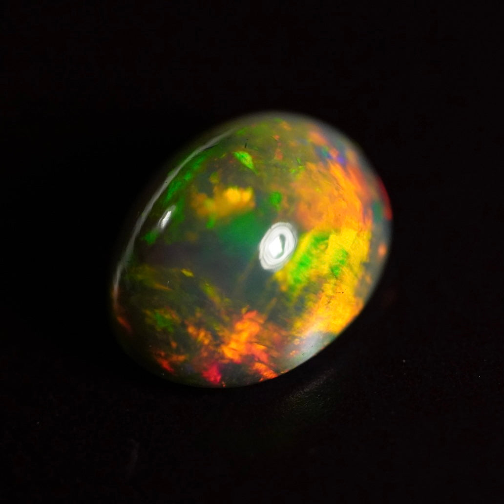 2.19 Karat traumhafter, rauchiger Regenbogenfarben-Welo-Opal - Féerique Opal