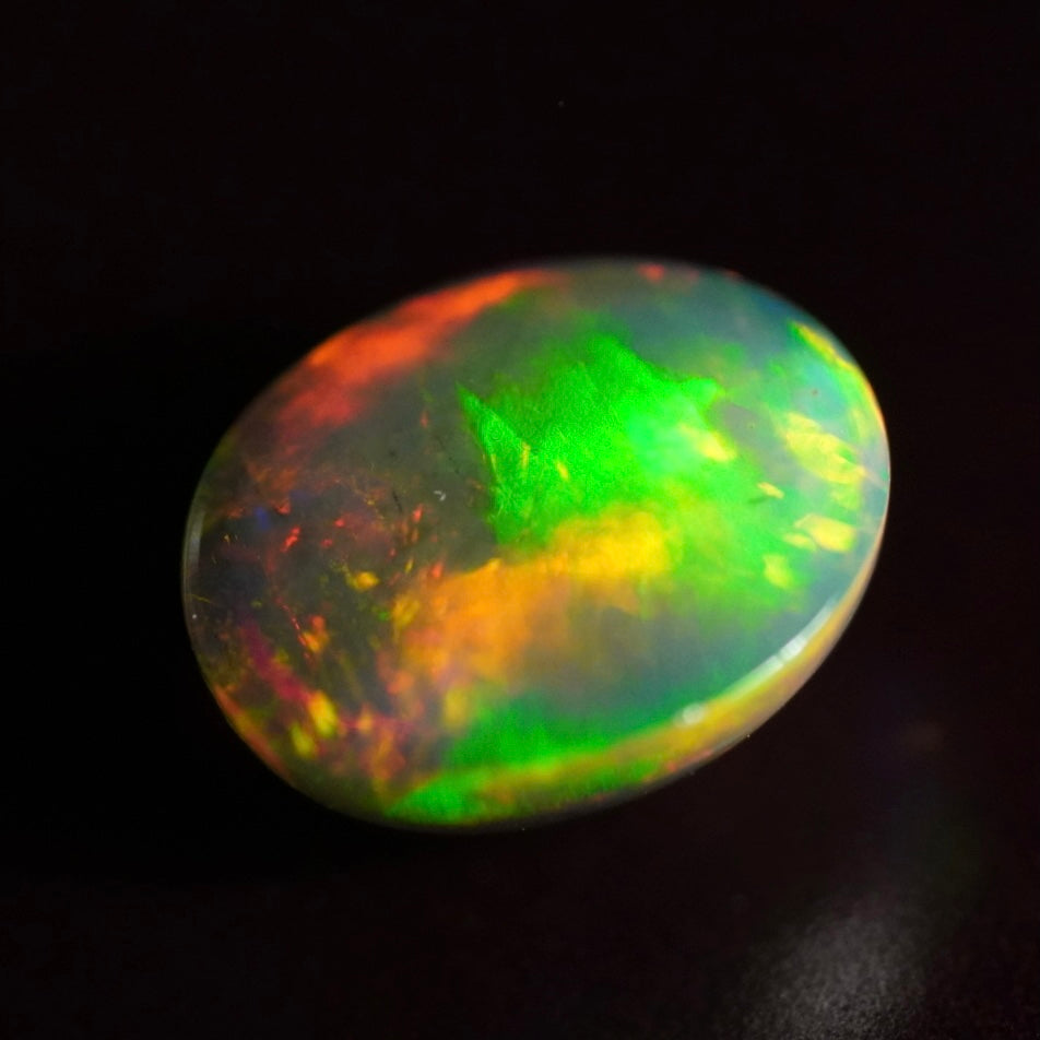 2.19 Karat traumhafter, rauchiger Regenbogenfarben-Welo-Opal - Féerique Opal