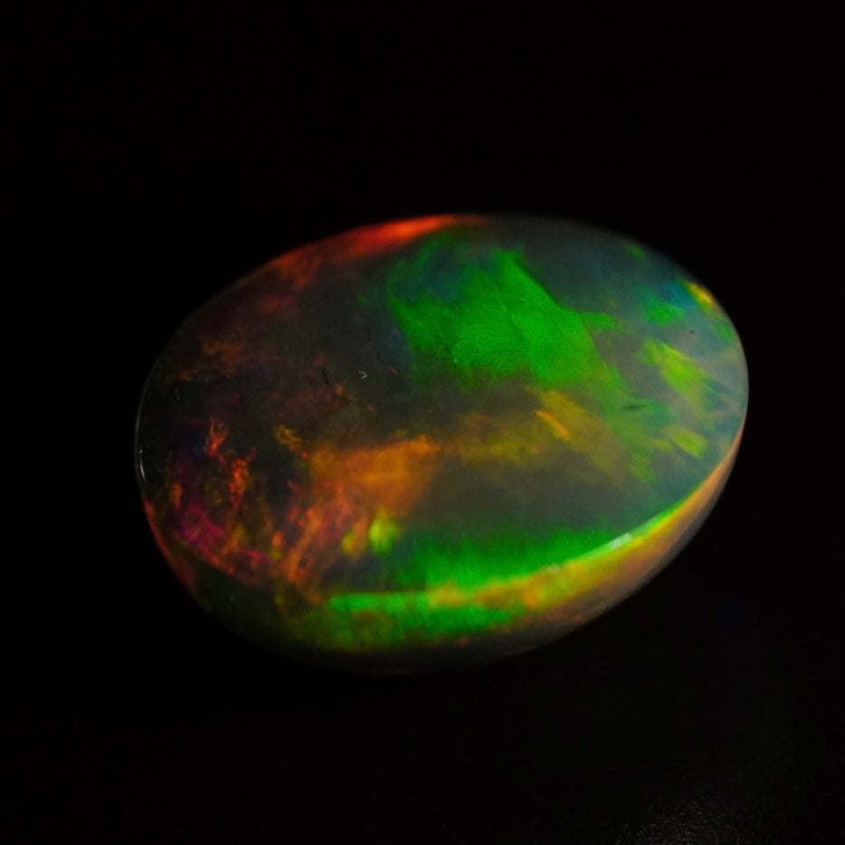 2.19 Karat traumhafter, rauchiger Regenbogenfarben-Welo-Opal - Féerique Opal