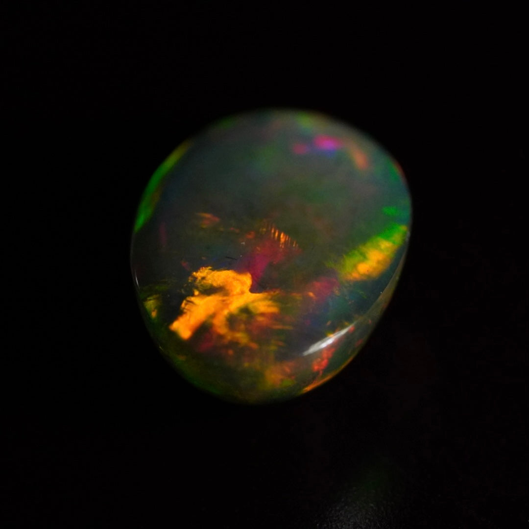 2.19 Karat traumhafter, rauchiger Regenbogenfarben-Welo-Opal - Féerique Opal