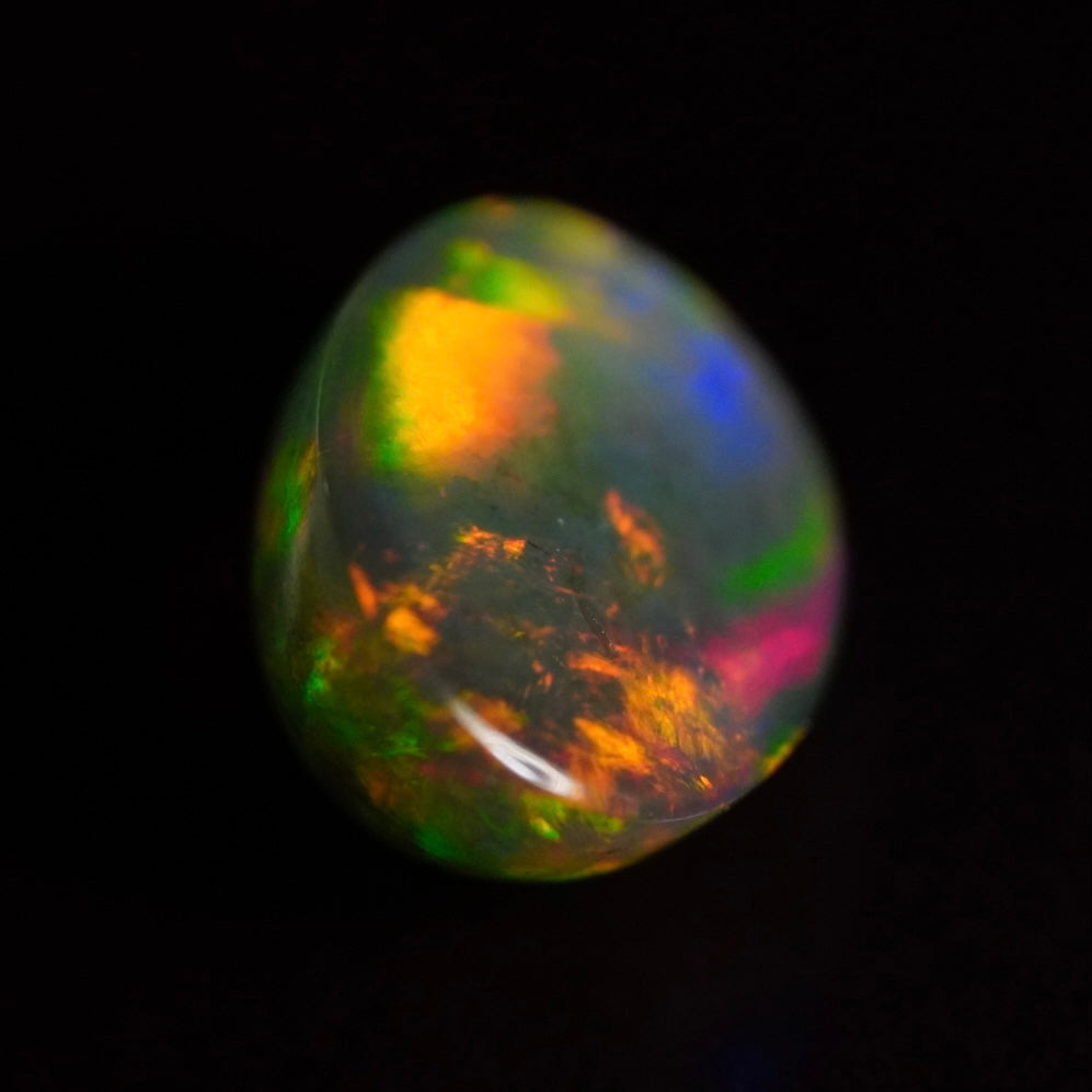 2.19 Karat traumhafter, rauchiger Regenbogenfarben-Welo-Opal - Féerique Opal