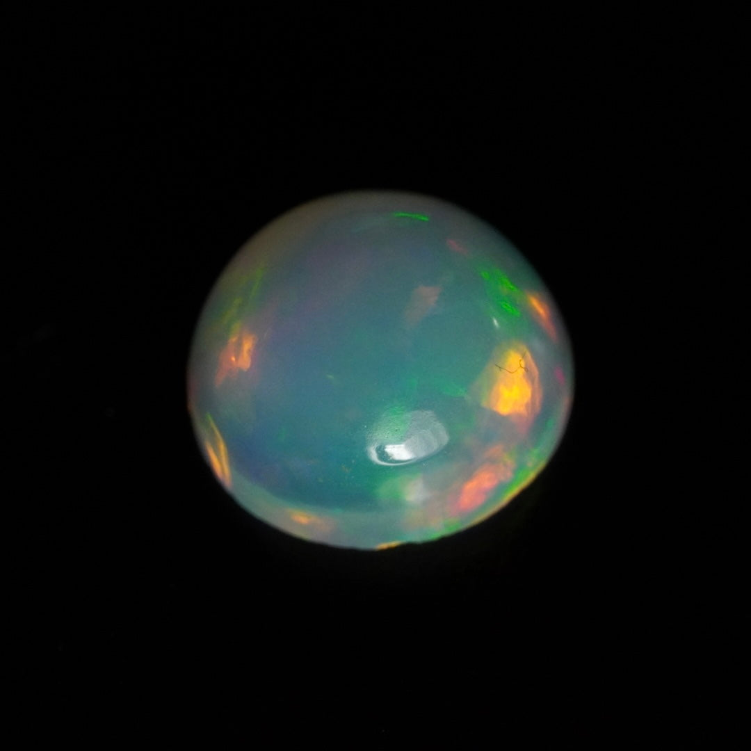 1.30 Karat traumhafter, runder weißer Welo-Opal - Juvénile Opal