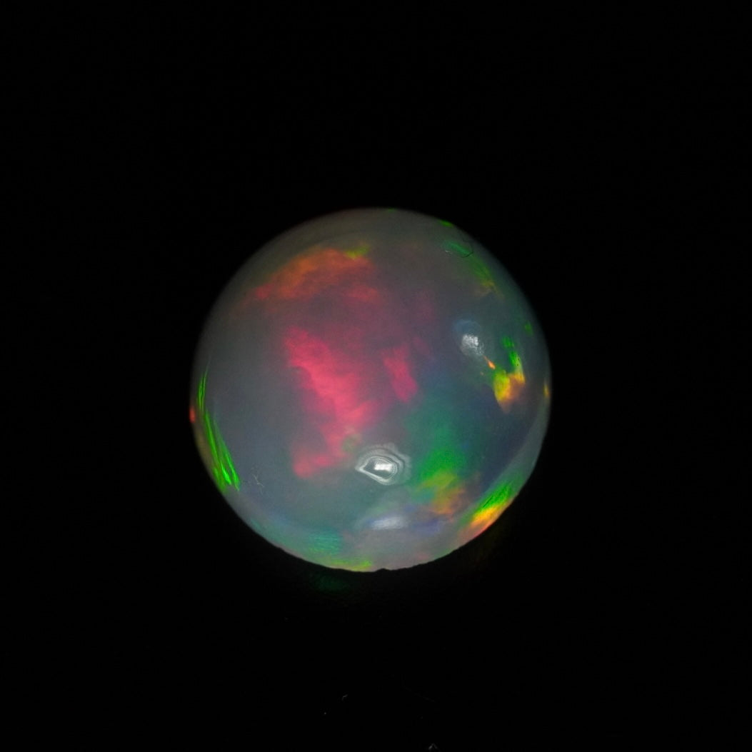1.30 Karat traumhafter, runder weißer Welo-Opal - Juvénile Opal