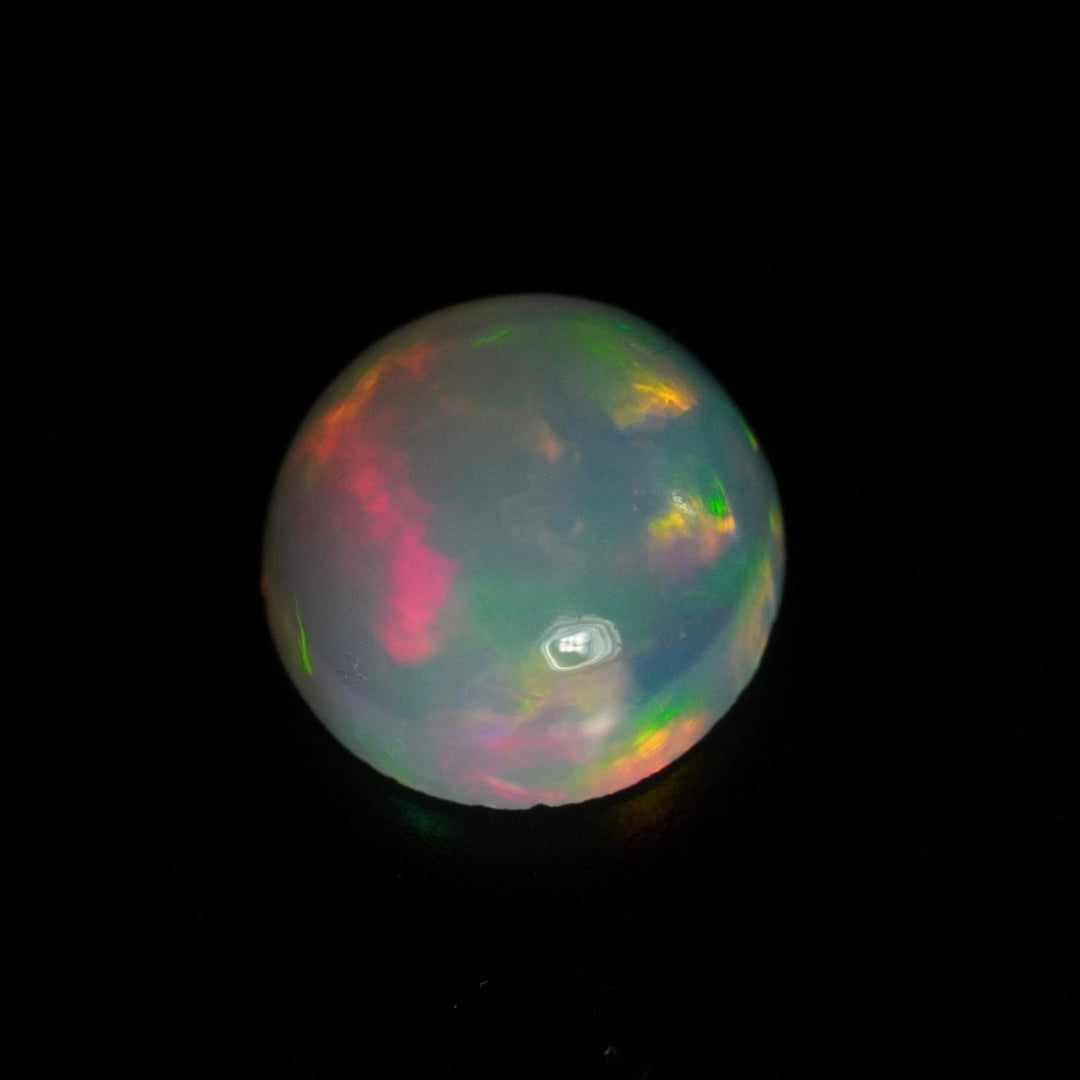 1.30 Karat traumhafter, runder weißer Welo-Opal - Juvénile Opal