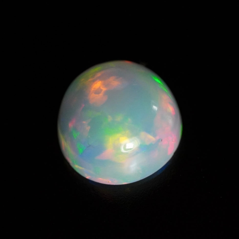 1.30 Karat traumhafter, runder weißer Welo-Opal - Juvénile Opal