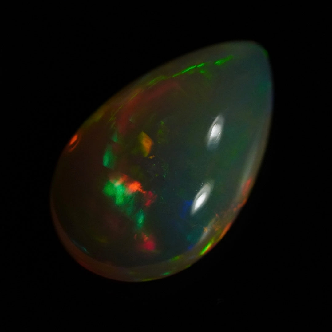2.66 Karat echter äthiopischer Welo-Opal mit einzigartigen Farben - Éclaire Opal