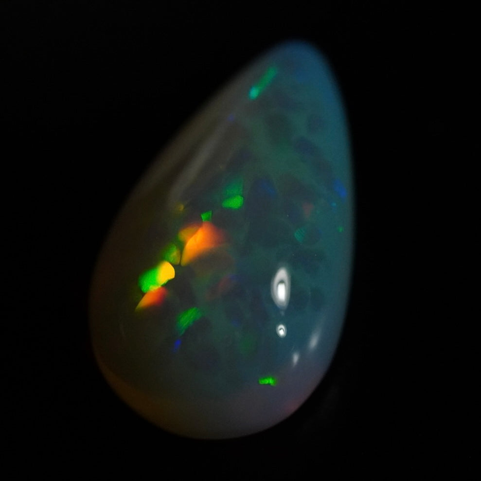 3.70 Karat wunderschöne Regenbogenfarben, bläulicher Welo-Opal - Éclaire Opal