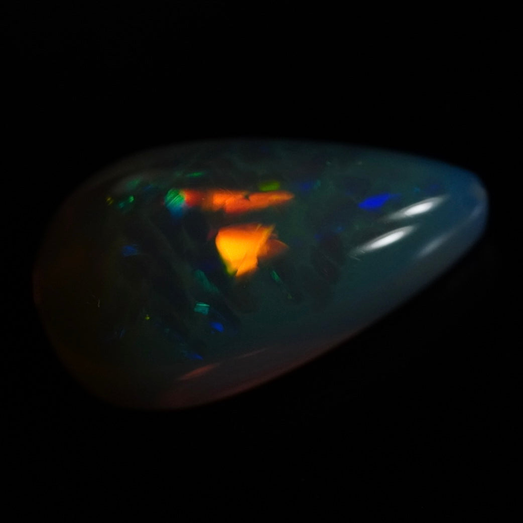 3.70 Karat wunderschöne Regenbogenfarben, bläulicher Welo-Opal - Éclaire Opal