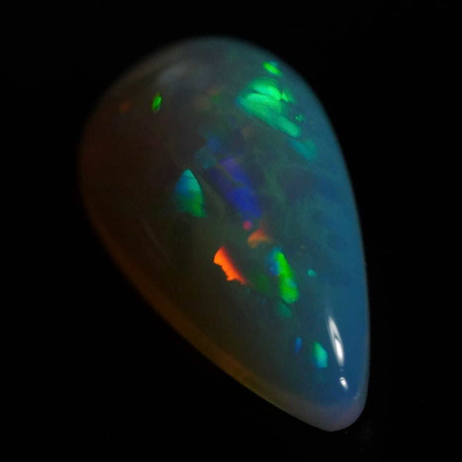 3.70 Karat wunderschöne Regenbogenfarben, bläulicher Welo-Opal - Éclaire Opal