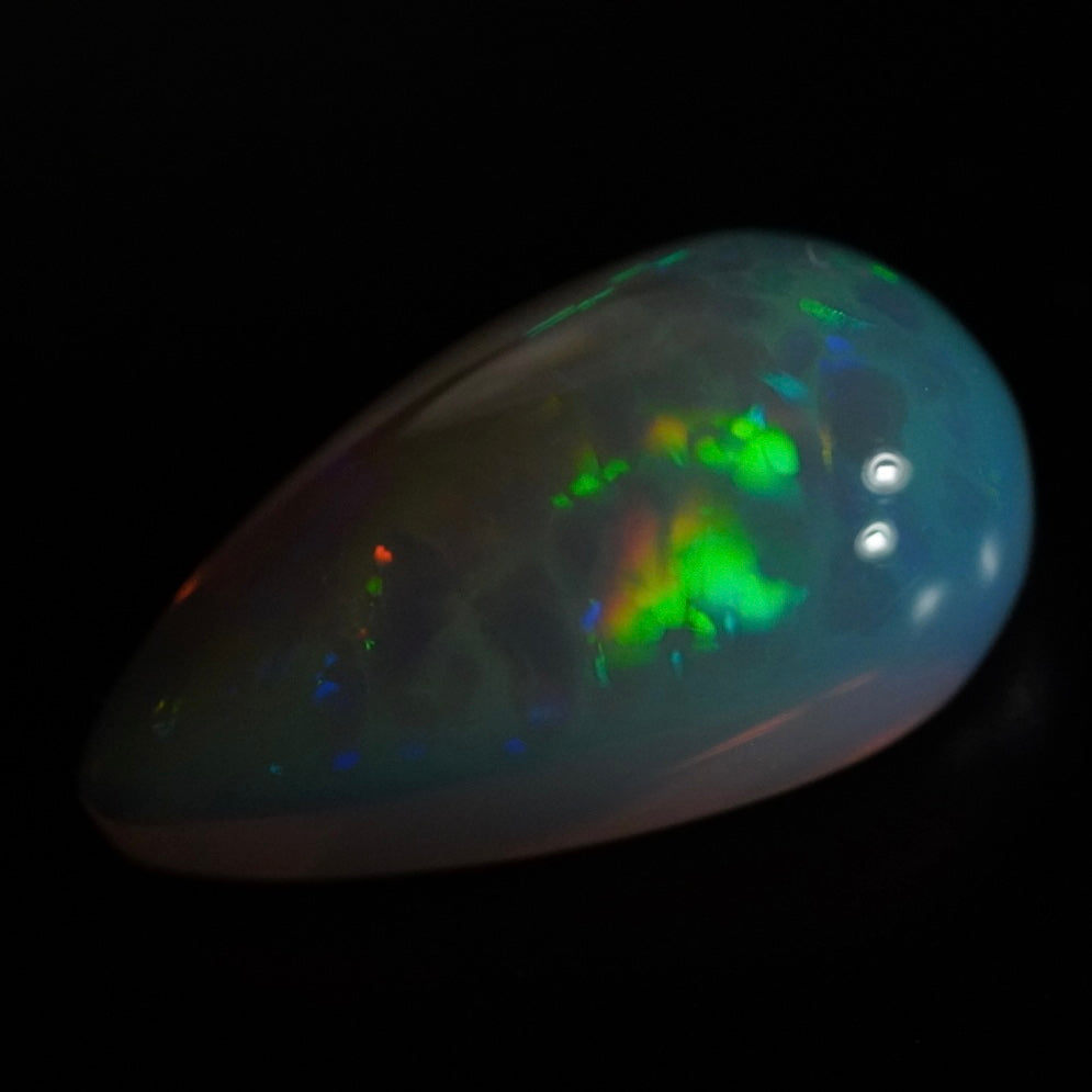 3.70 Karat wunderschöne Regenbogenfarben, bläulicher Welo-Opal - Éclaire Opal