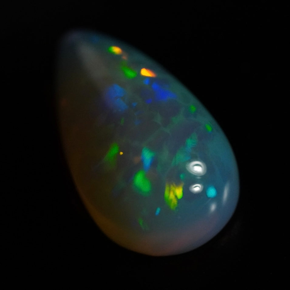 3.70 Karat wunderschöne Regenbogenfarben, bläulicher Welo-Opal - Éclaire Opal