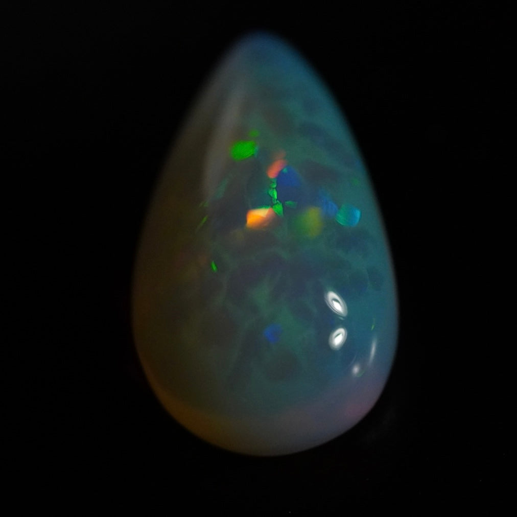 3.70 Karat wunderschöne Regenbogenfarben, bläulicher Welo-Opal - Éclaire Opal