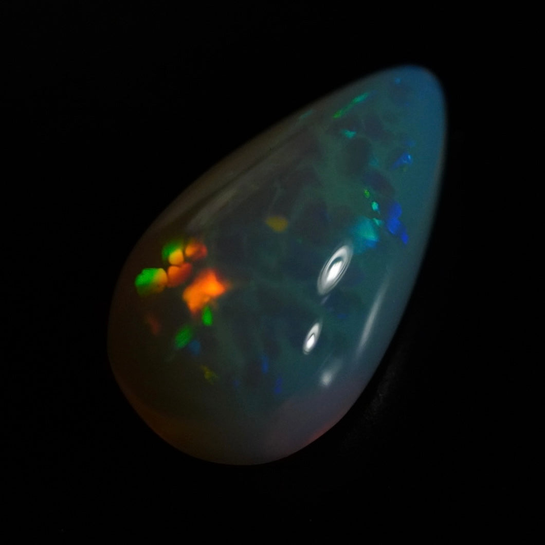 3.70 Karat wunderschöne Regenbogenfarben, bläulicher Welo-Opal - Éclaire Opal