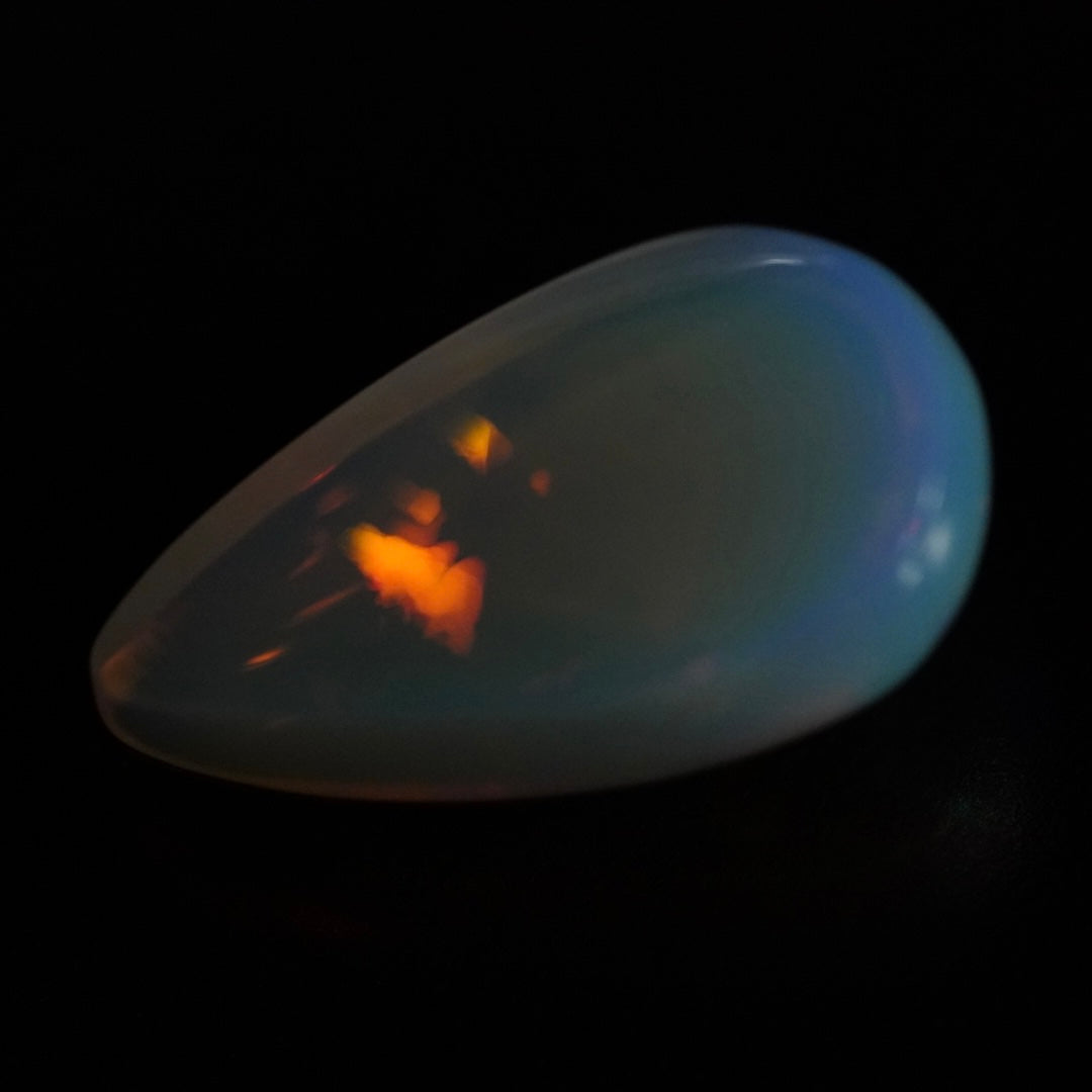 3.70 Karat wunderschöne Regenbogenfarben, bläulicher Welo-Opal - Éclaire Opal