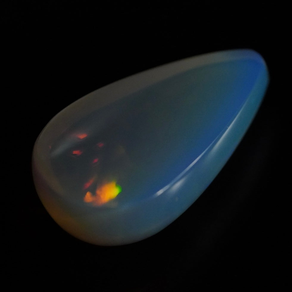 3.70 Karat wunderschöne Regenbogenfarben, bläulicher Welo-Opal - Éclaire Opal